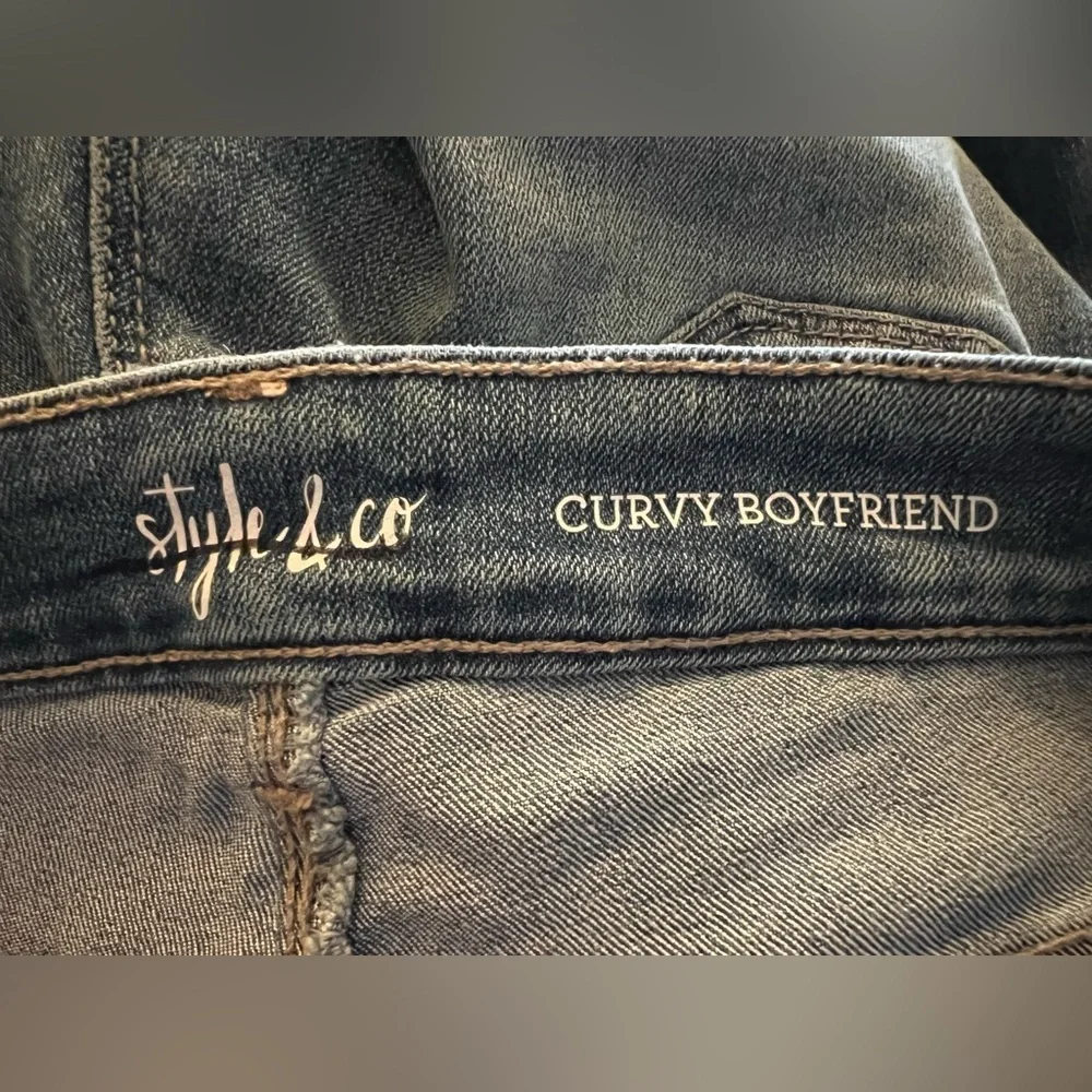 🪻🤍 Style & Co Curvy Boyfriend Jeans – Floral Embroidered – Size 2